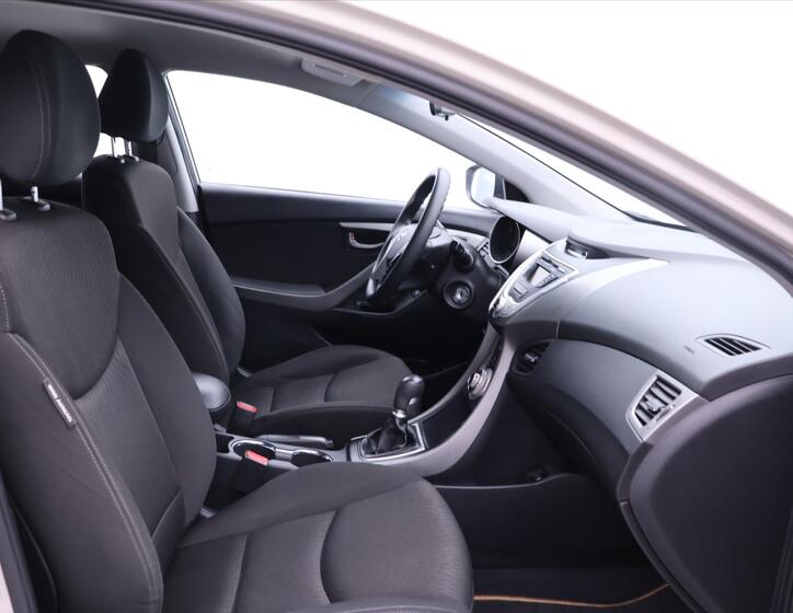 Hyundai Elantra 11