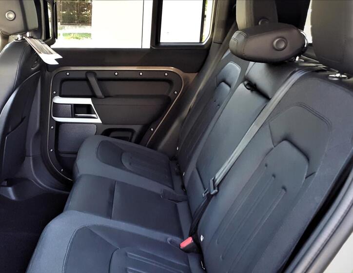 Land Rover Defender 17