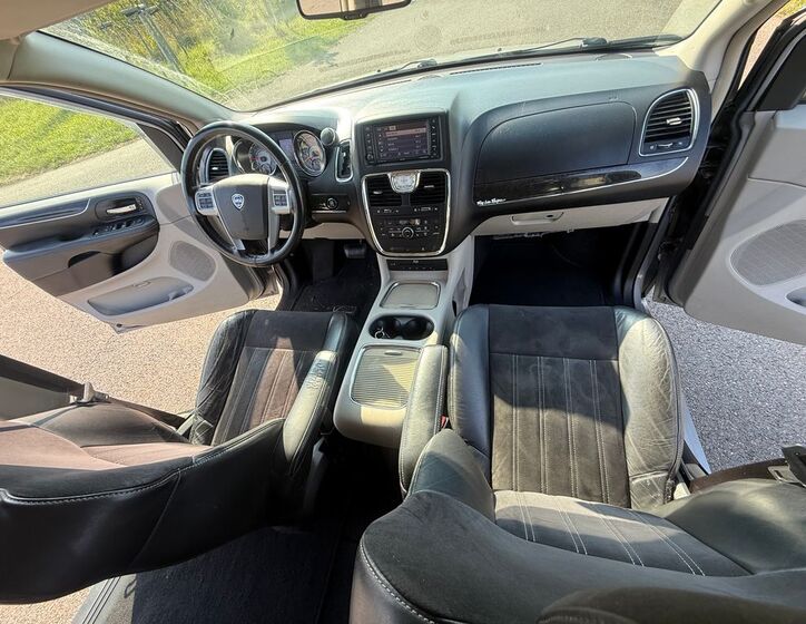 Lancia Voyager 17