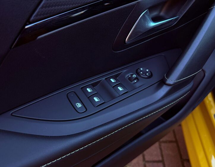 Peugeot 208 11