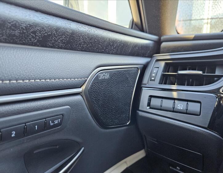 Lexus ES 300h 21