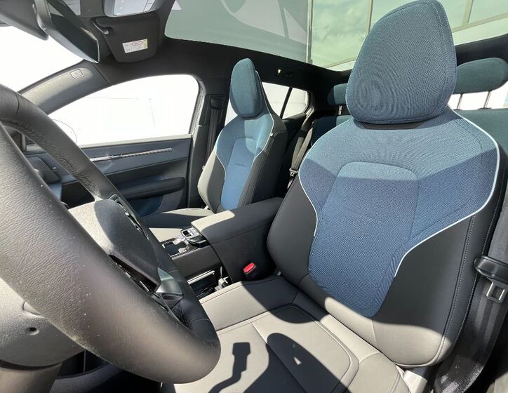 Volvo EX30 8