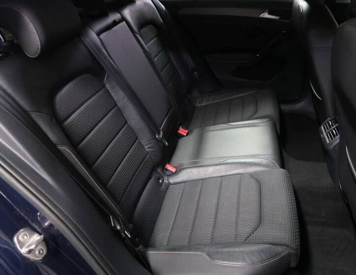 Volkswagen Golf 12