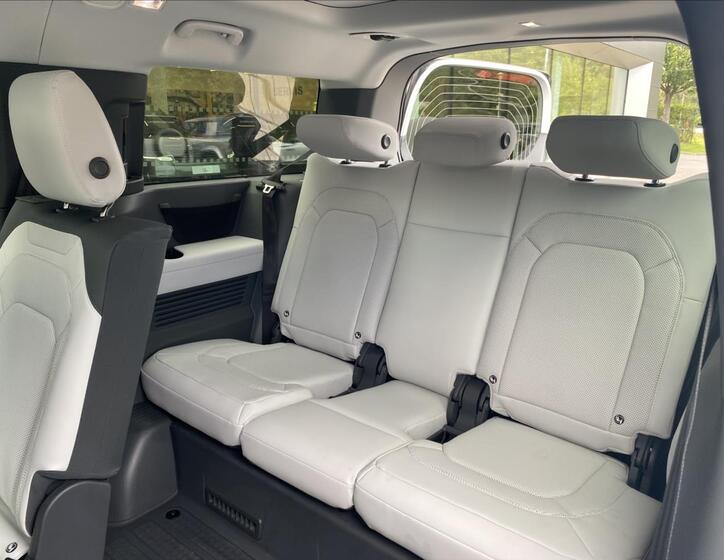 Land Rover Defender 20