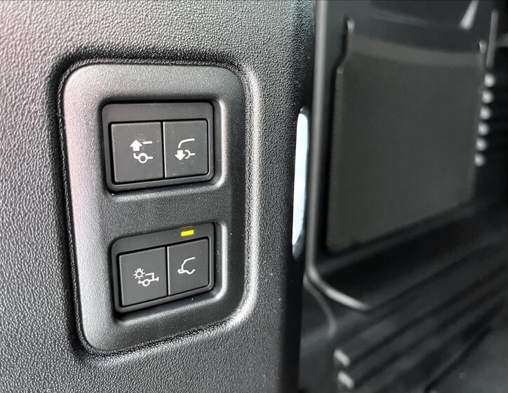 Land Rover Defender 7
