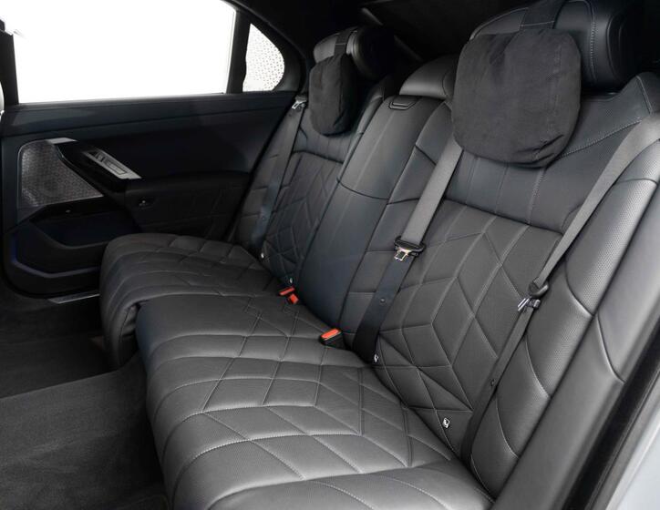 BMW i7 21