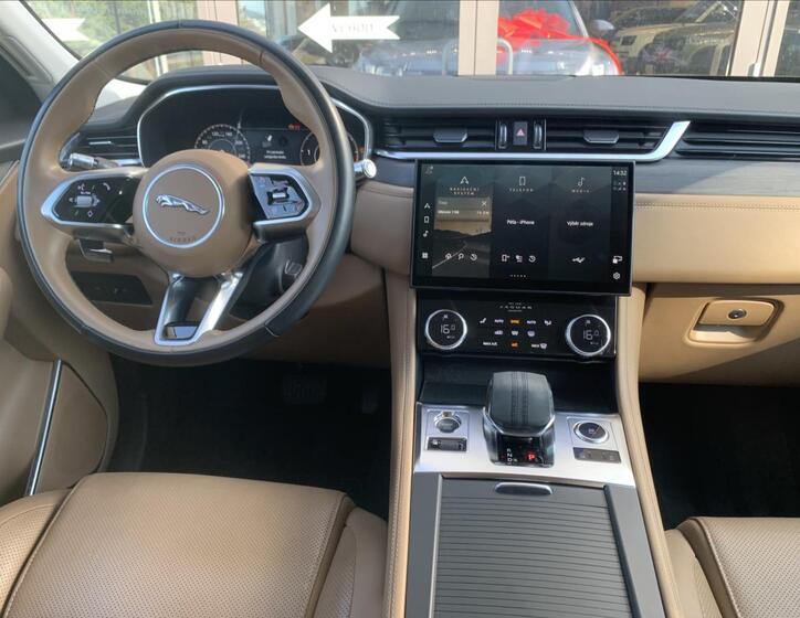Jaguar F-Pace 15