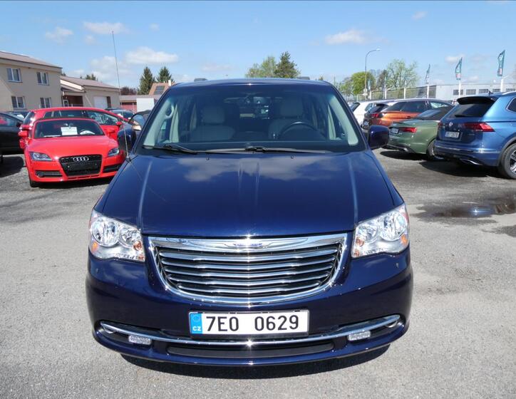 Chrysler Town & Country 2