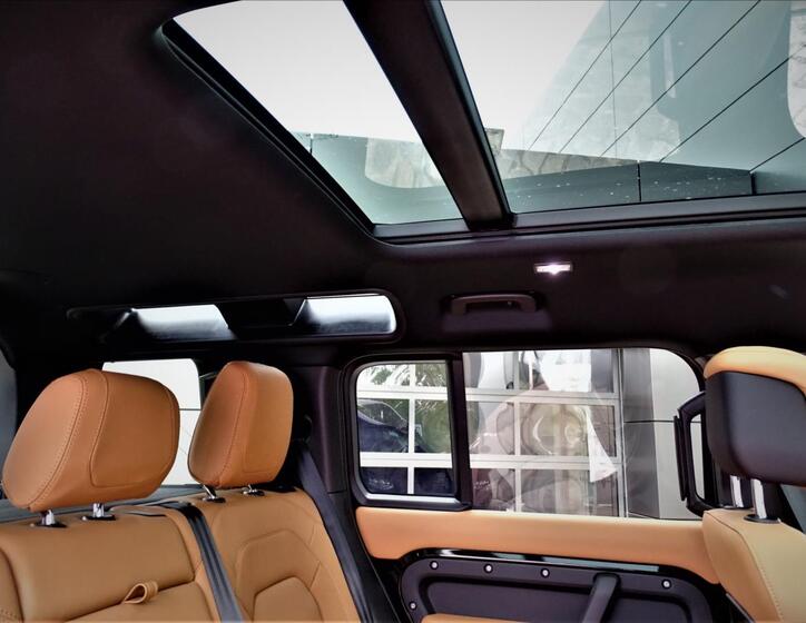 Land Rover Defender 37