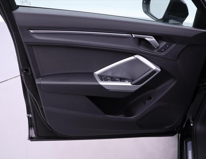 Audi Q3 11