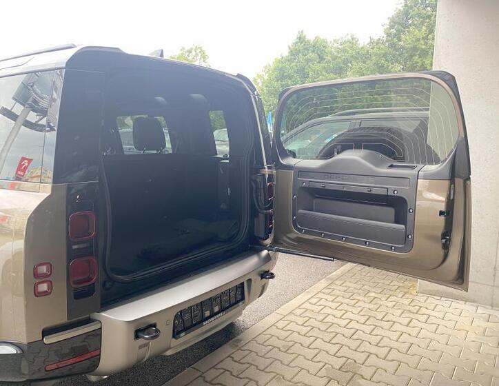 Land Rover Defender 12