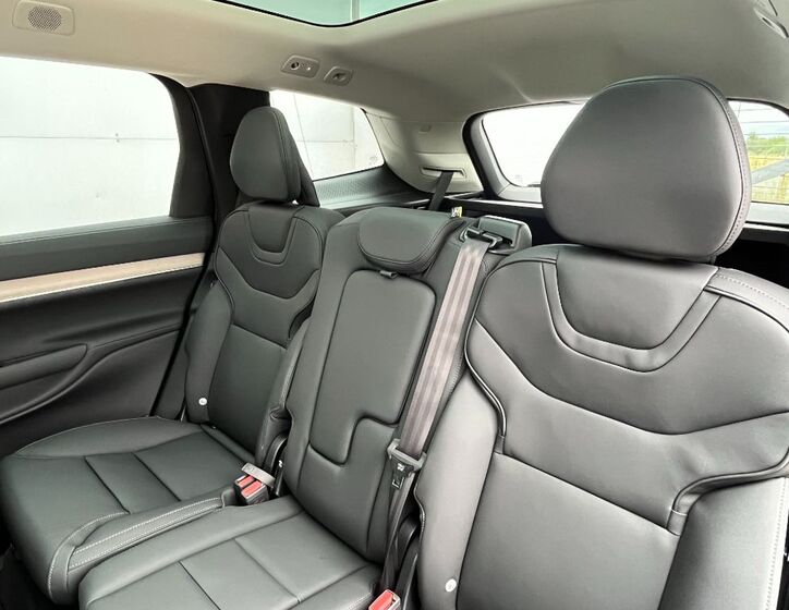 Volvo EX90 13
