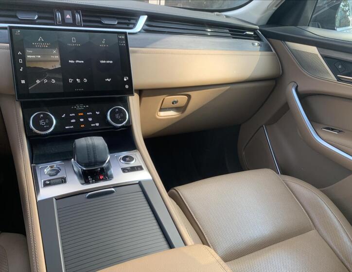 Jaguar F-Pace 17