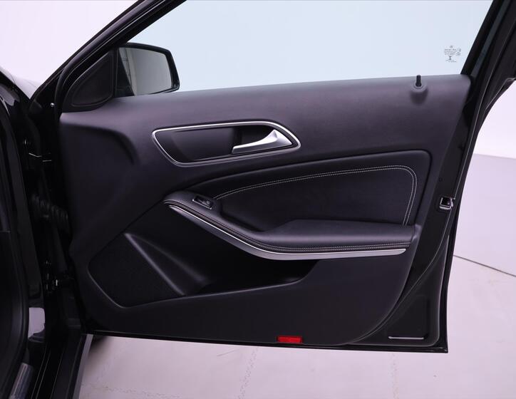 Mercedes-Benz GLA 13