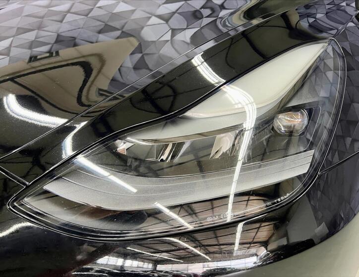 Tesla Model 3 8