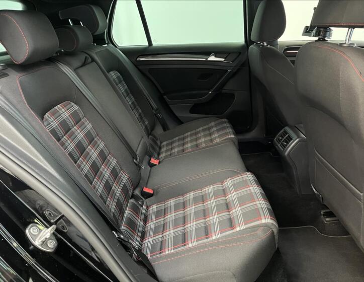 Volkswagen Golf 24