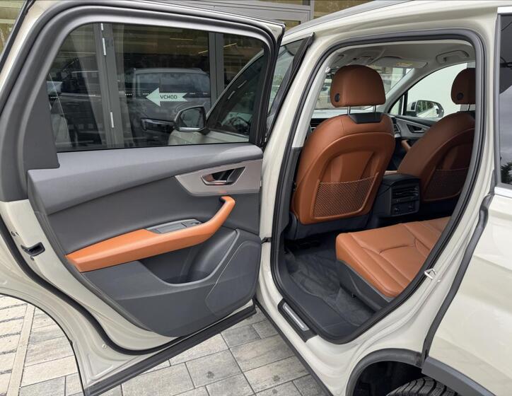 Audi Q7 8