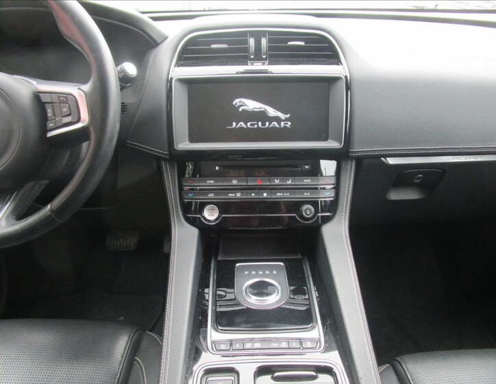 Jaguar F-Pace 11