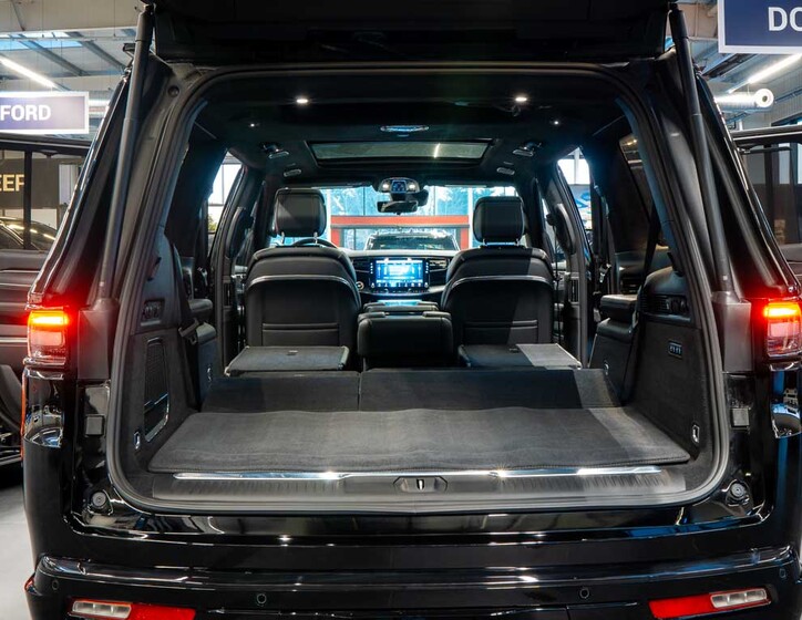 Jeep Grand Wagoneer 7