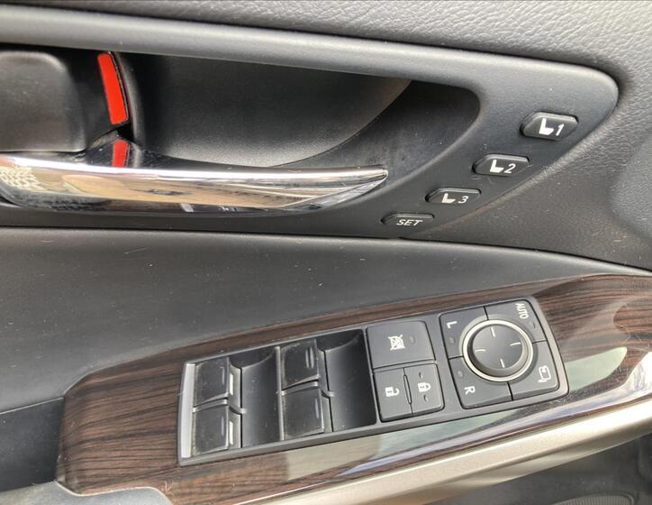Lexus IS 300h 13