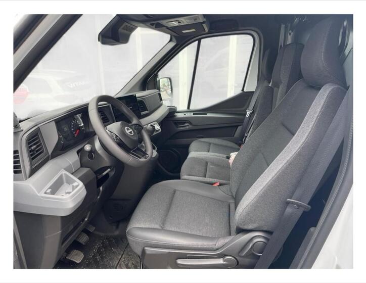 Nissan Interstar 5