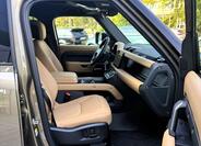 Land Rover Defender 22