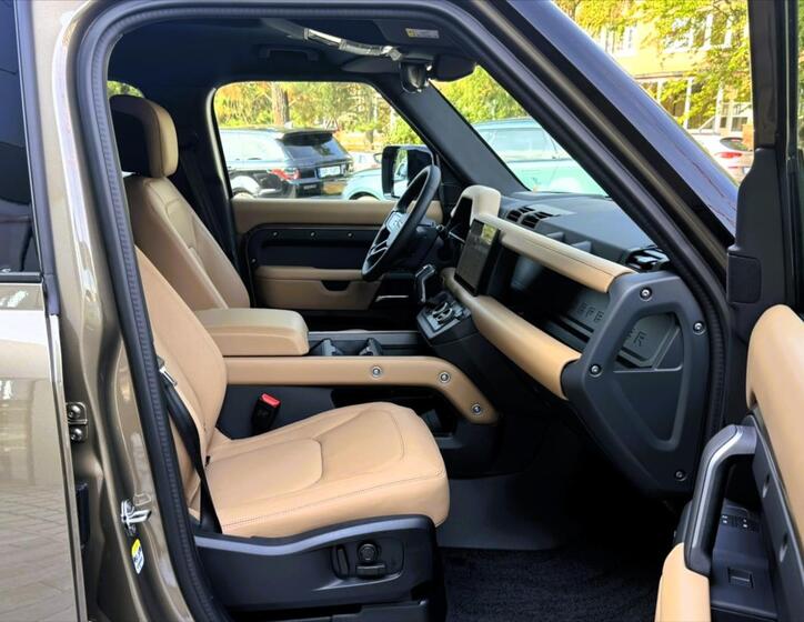 Land Rover Defender 22