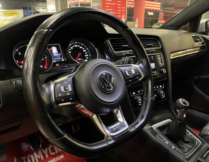Volkswagen Golf 16