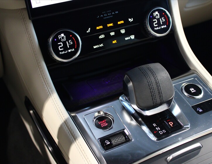 Jaguar F-Pace 23