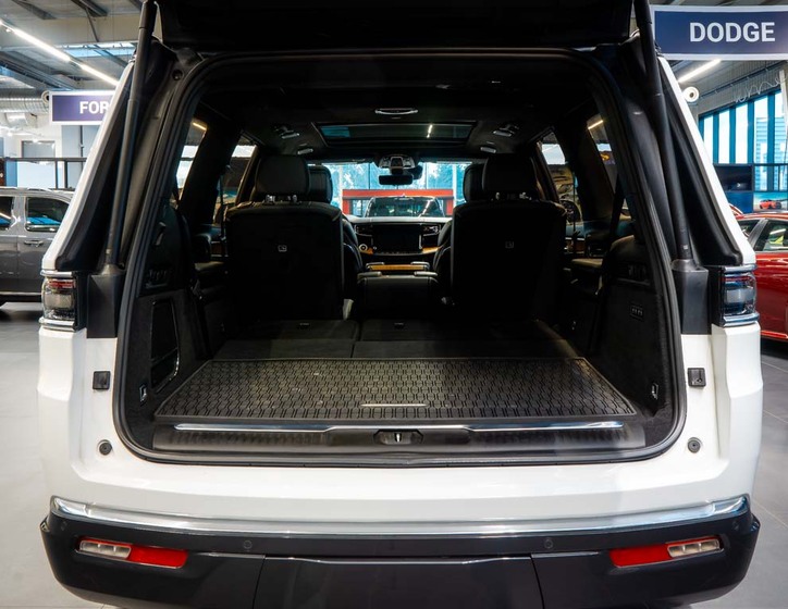 Jeep Grand Wagoneer 7