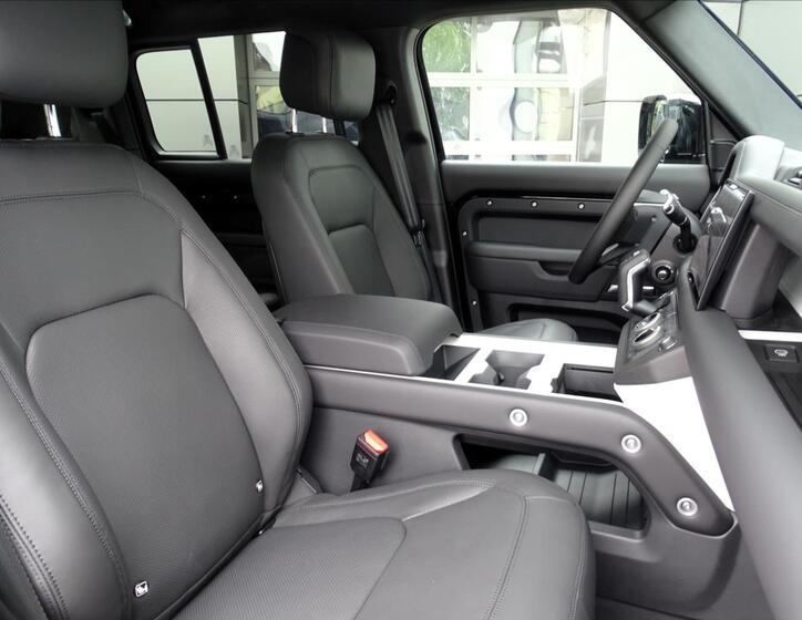 Land Rover Defender 32