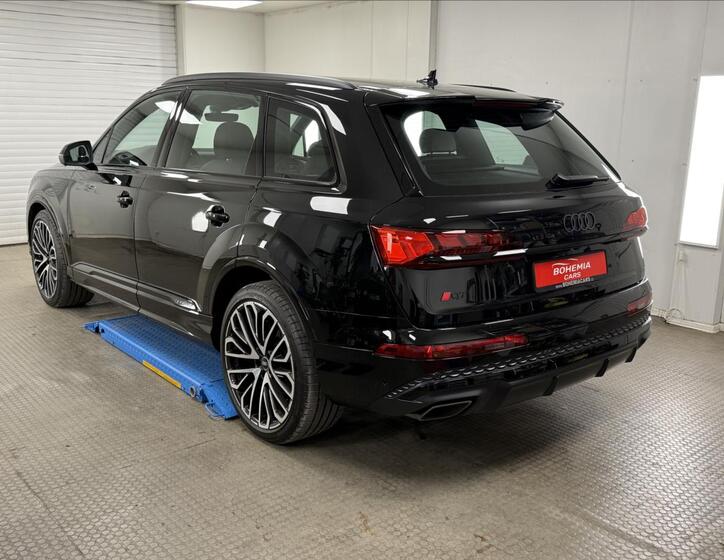Audi Q7 4