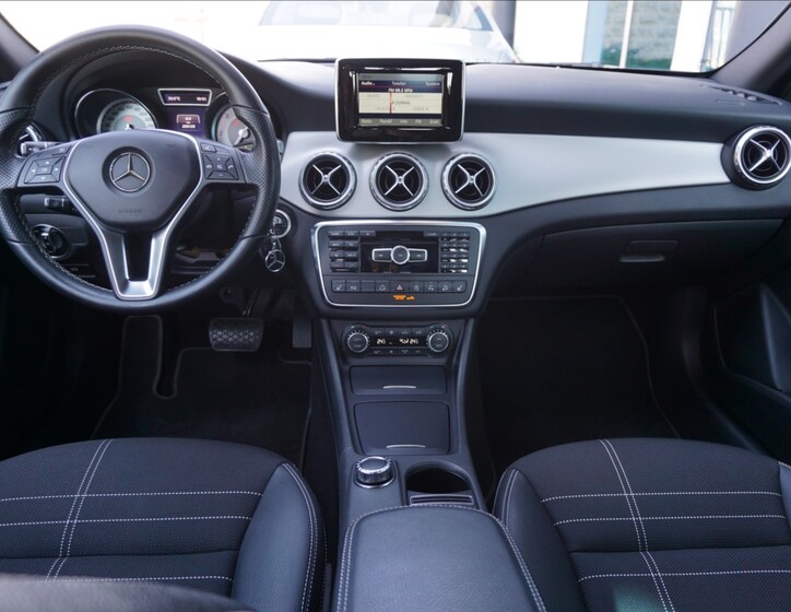 Mercedes-Benz GLA 10