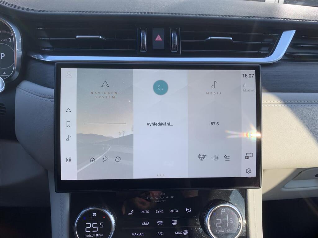 Jaguar F-Pace 21