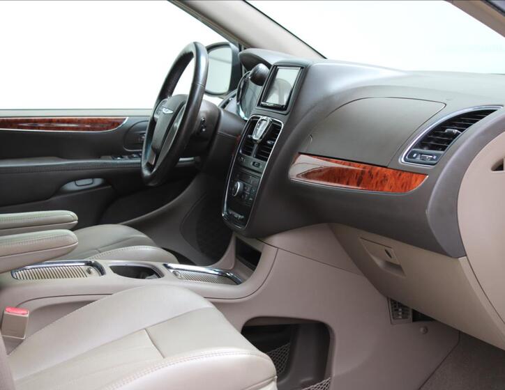 Chrysler Town & Country 32