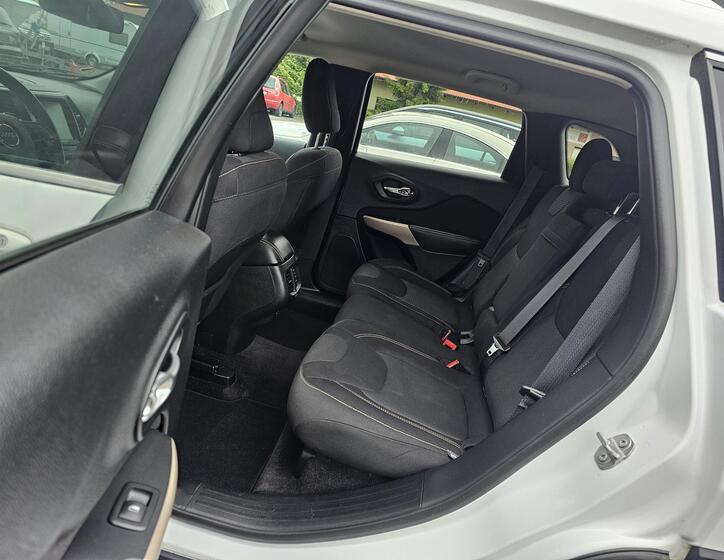 Jeep Cherokee 34
