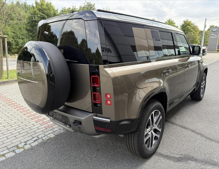 Land Rover Defender 7
