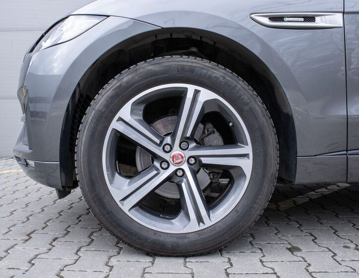Jaguar F-Pace 31