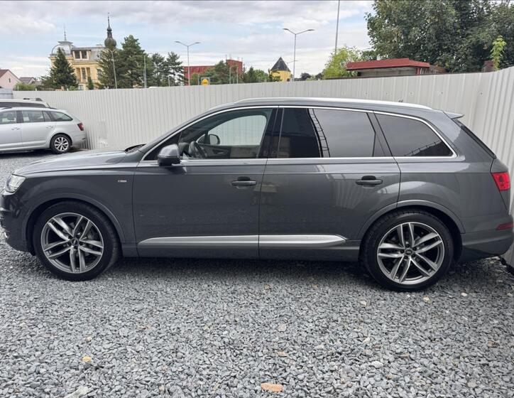 Audi Q7 4