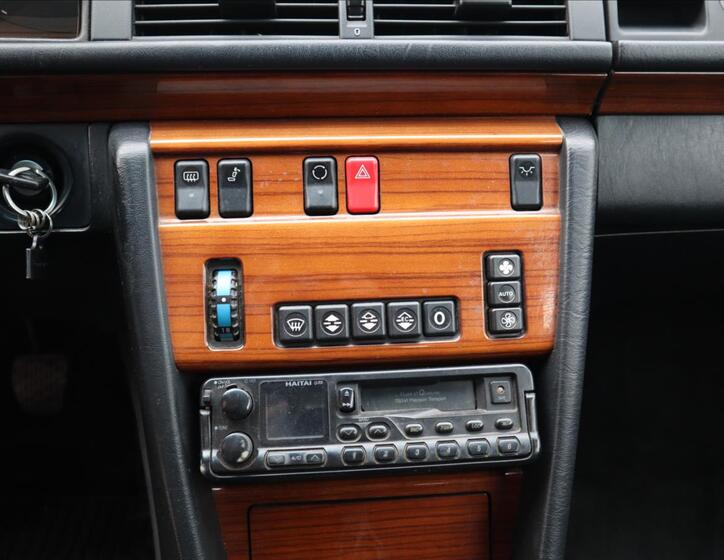Mercedes-Benz 200 9