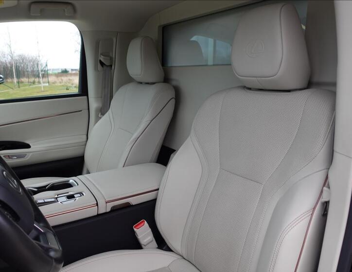 Lexus LM 350h 36