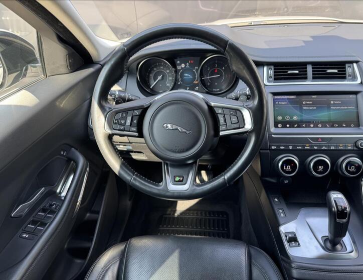 Jaguar E-Pace 14