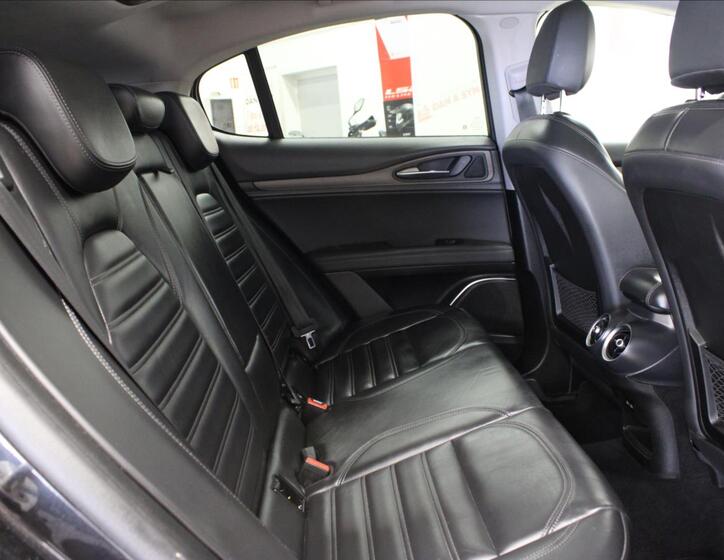 Alfa Romeo Stelvio 13