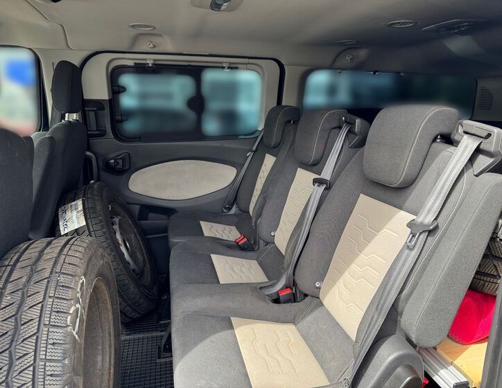 Ford Tourneo Custom 11