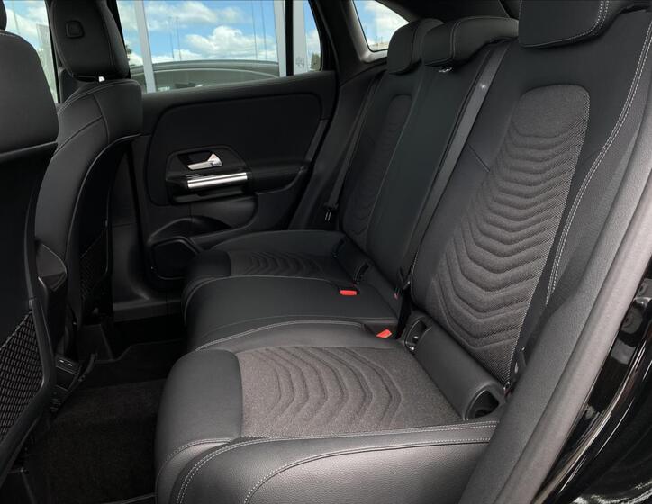 Mercedes-Benz GLA 11