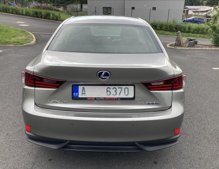 Lexus IS 300h 35