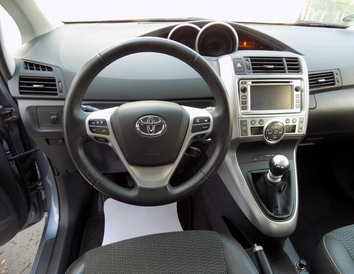 Toyota Verso 25