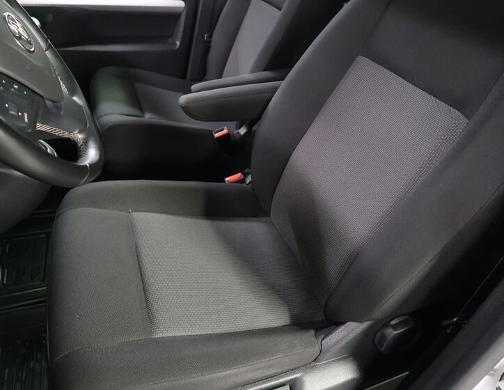 Toyota ProAce 9