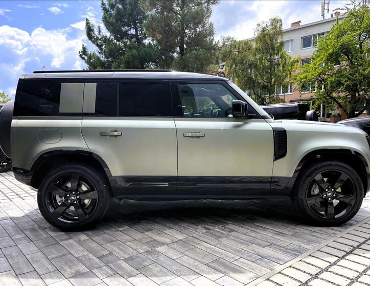 Land Rover Defender 9