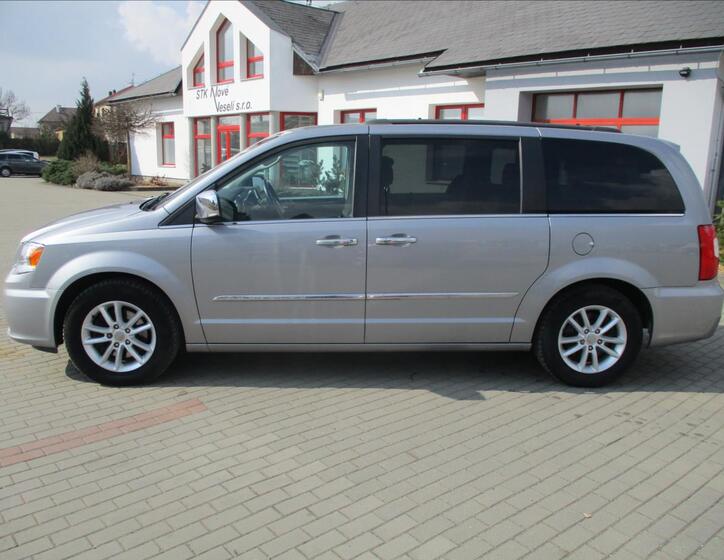 Chrysler Town & Country 2